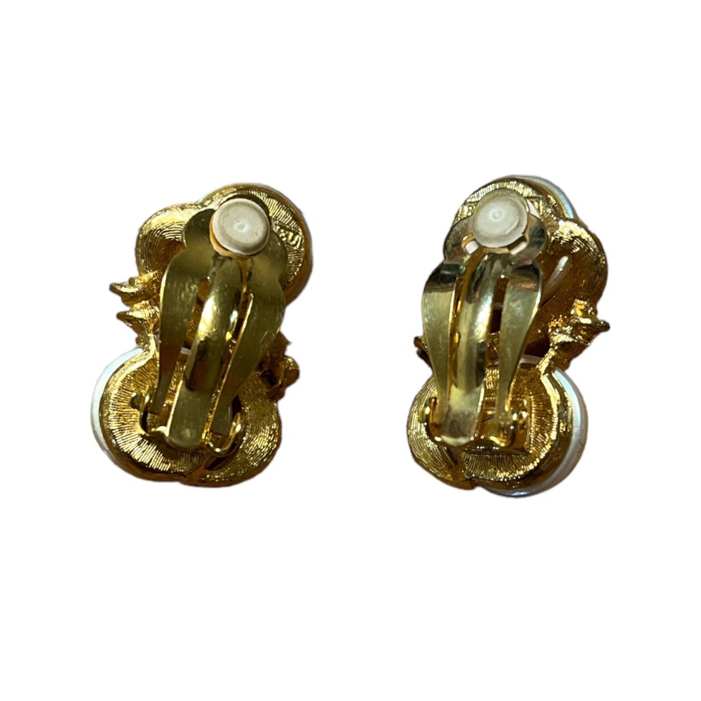 Vintage Richelieu Gold Tone Clip On Earrings - Picture 2 of 3